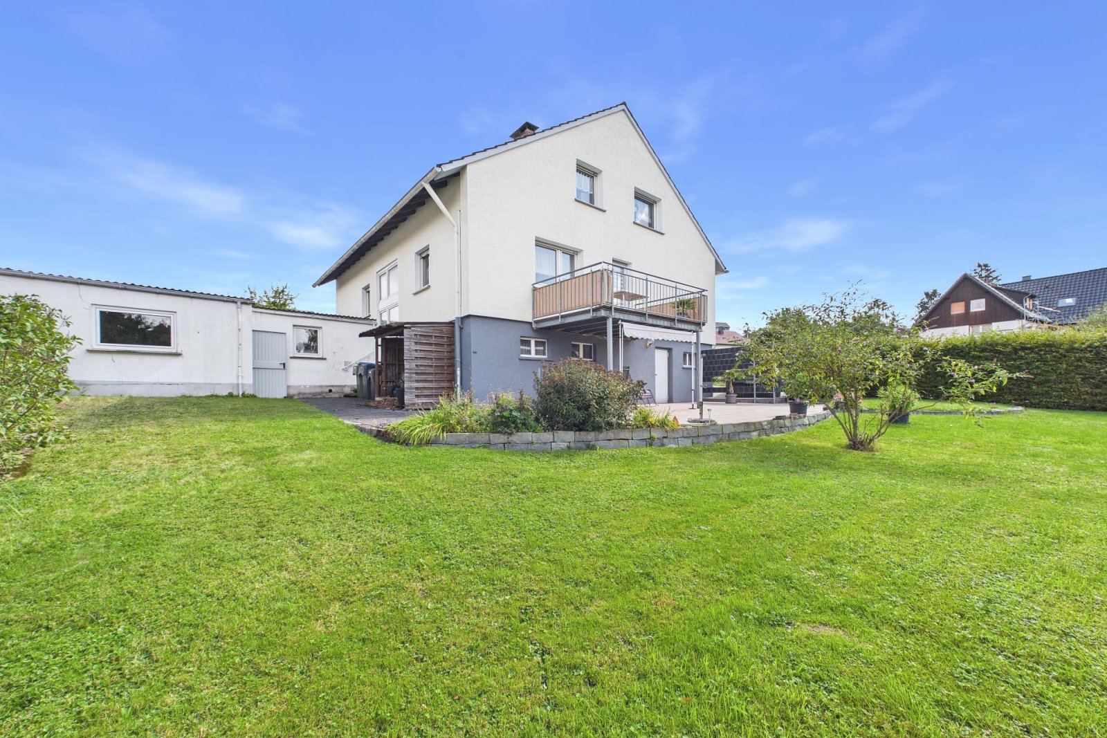 Seitenansicht des Hauses mit Anbau und Gartengrundstück Seitenansicht des Hauses mit Anbau und Gartengrundstück