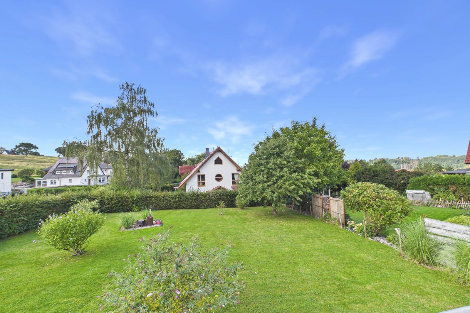 Gepflegter Garten mit Blick auf das Haus Gepflegter Garten mit Blick auf das Haus