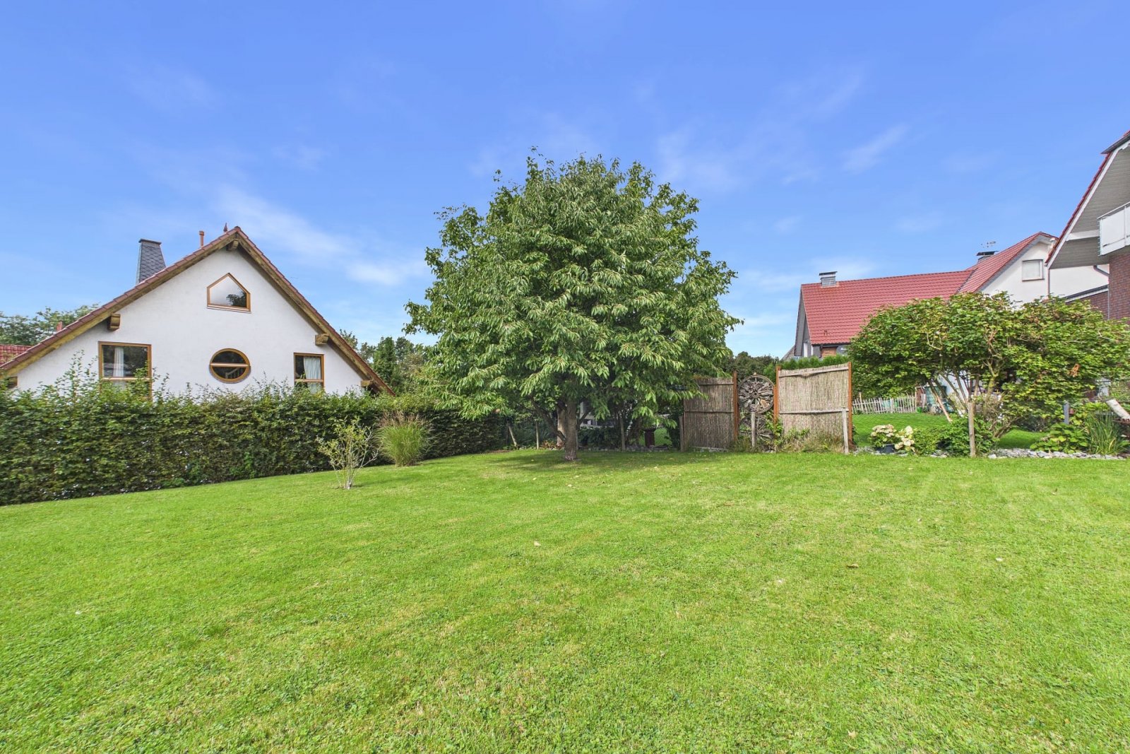Gepflegter Garten mit Blick auf das Einfamilienhaus Gepflegter Garten mit Blick auf das Einfamilienhaus