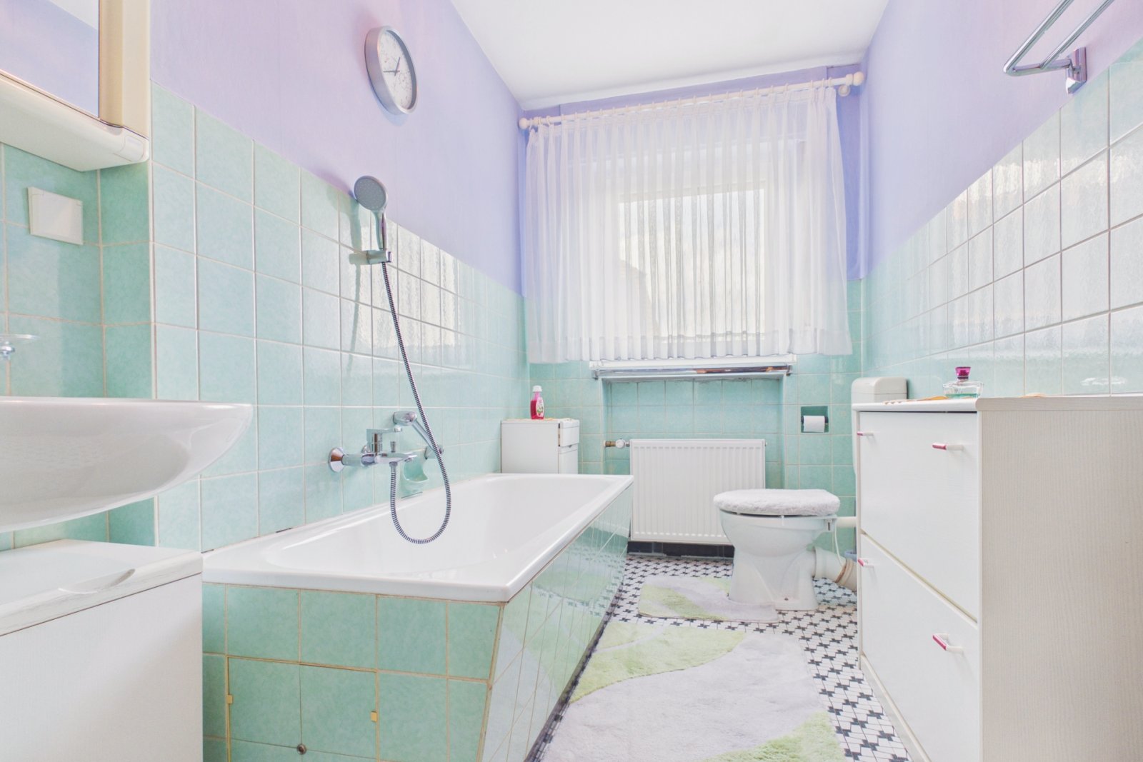 Badezimmer mit Wanne und WC Badezimmer mit Wanne und WC