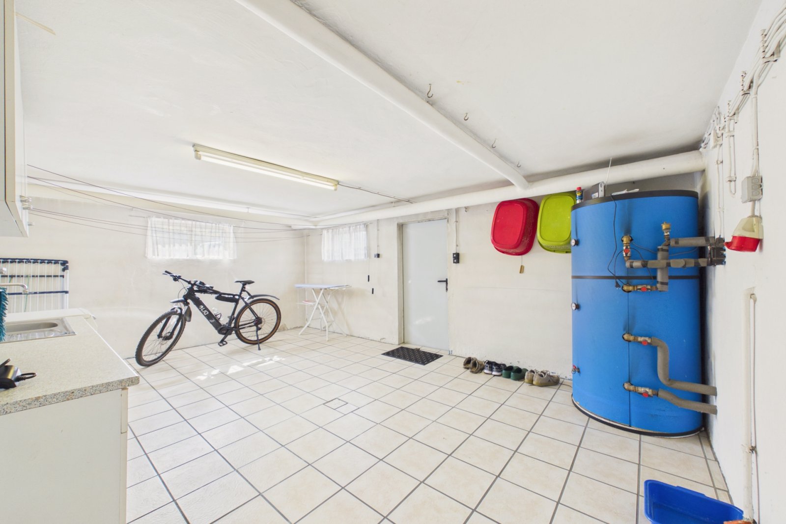 Multifunktionaler Hauswirtschaftsraum mit Warmwasserspeicher Multifunktionaler Hauswirtschaftsraum mit Warmwasserspeicher
