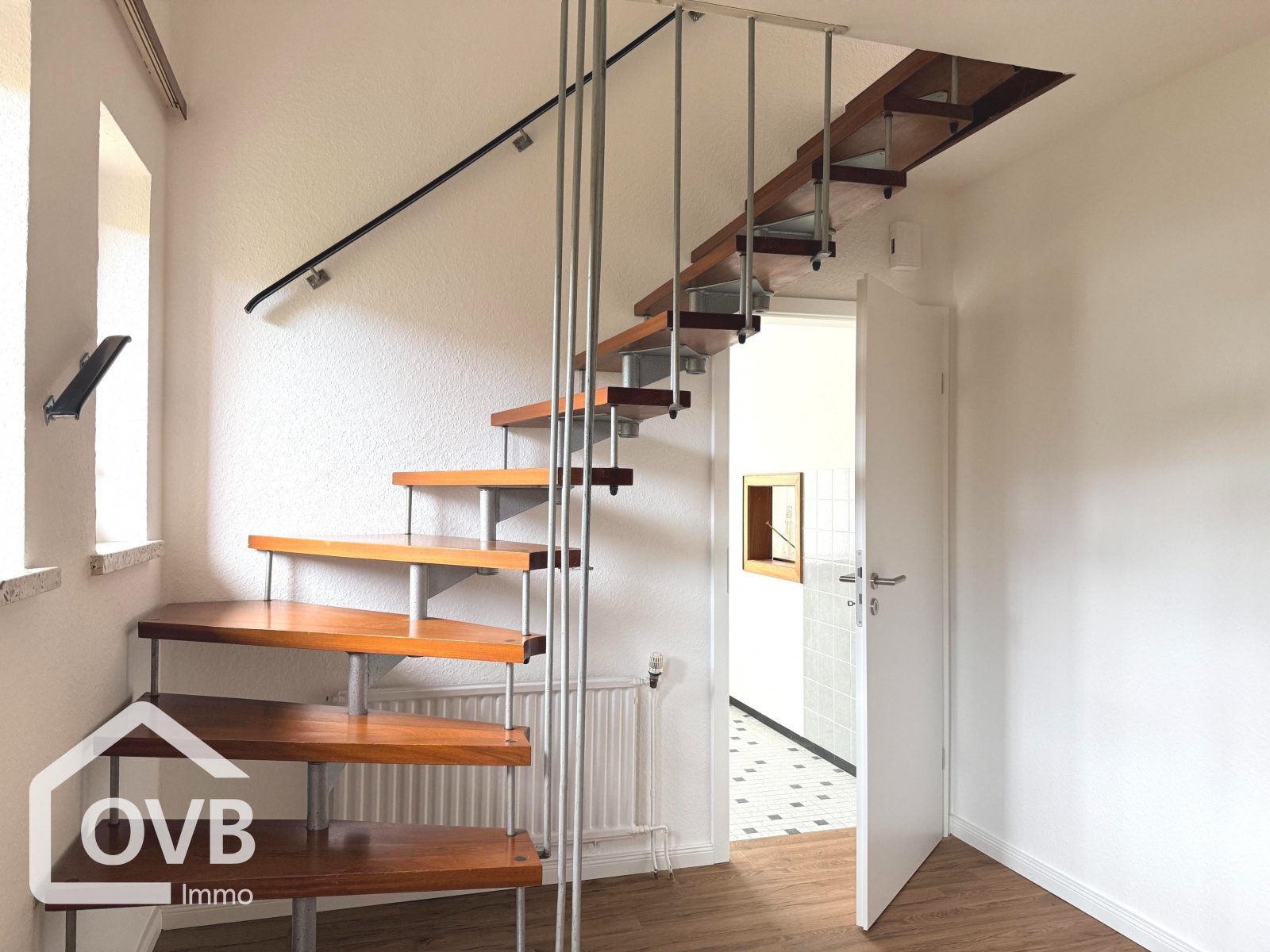 EG Whg 2: Flur mit Treppe EG Whg 2: Flur mit Treppe