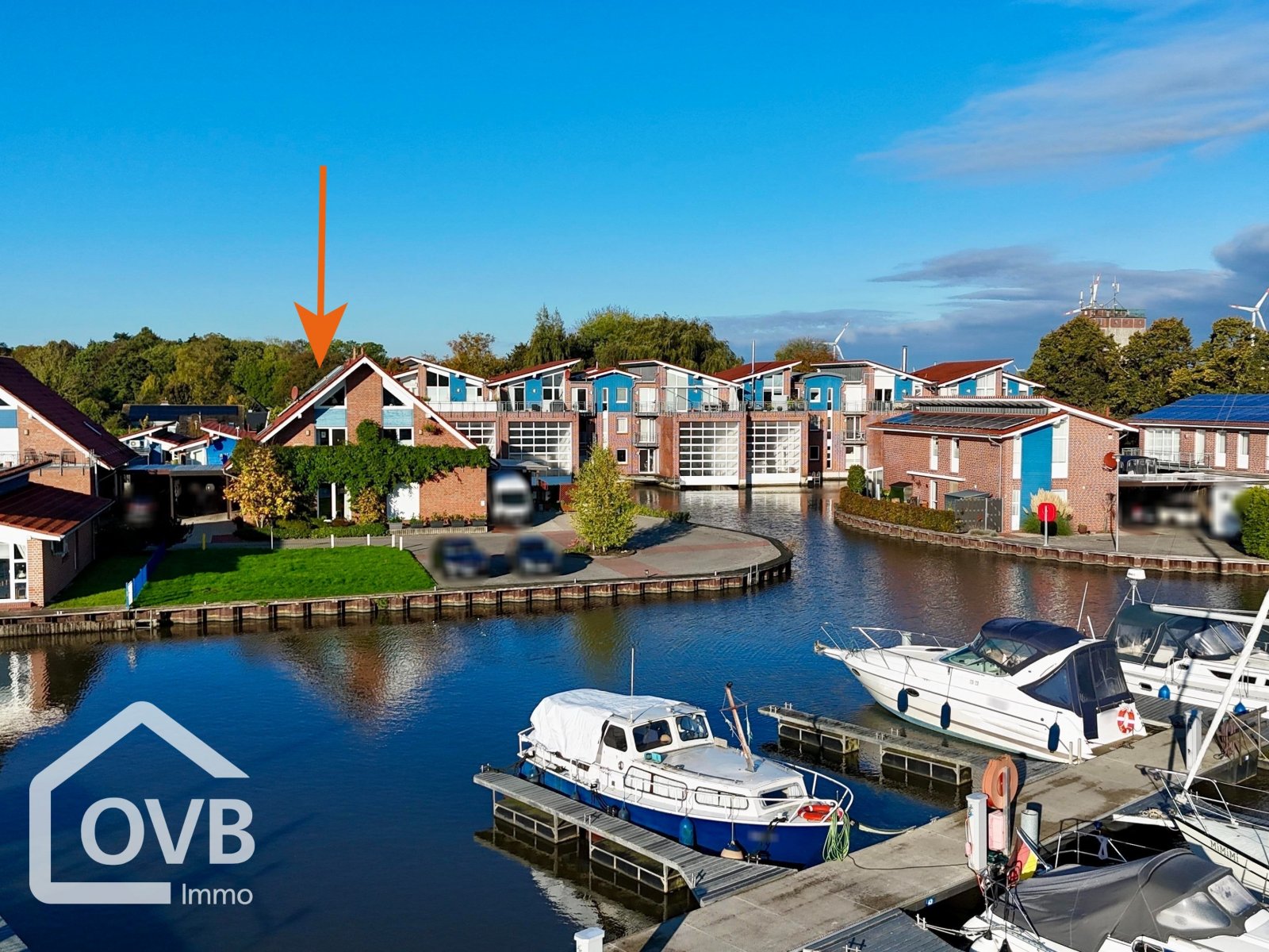 Außenaufnahme / Drohnenaufnahme - DHH (links) mit Bootsliegeplatz (15 Meter Länge) Außenaufnahme / Drohnenaufnahme - DHH (links) mit Bootsliegeplatz (15 Meter Länge)