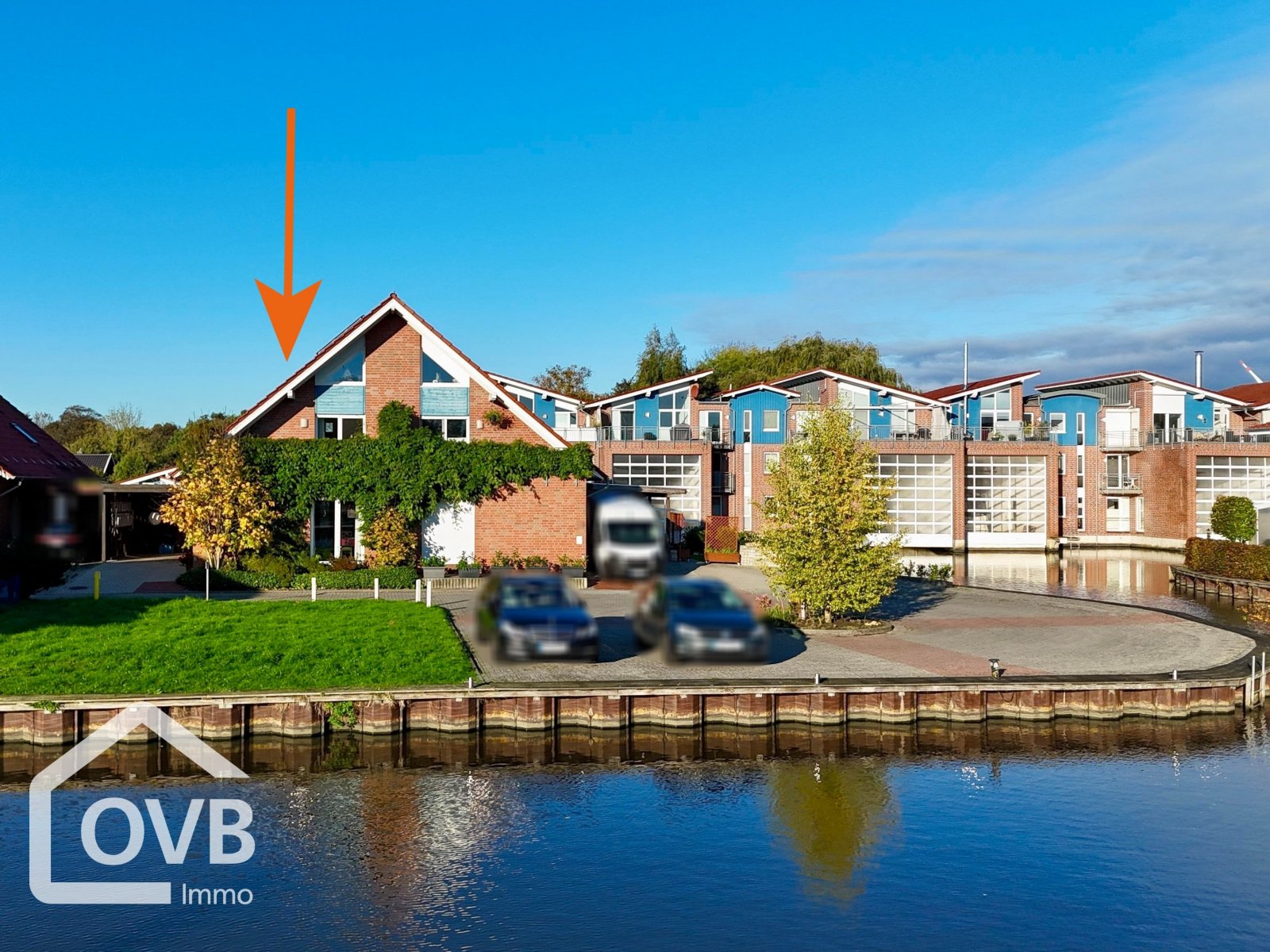Außenaufnahme / Drohnenaufnahme - DHH (links) mit Bootsliegeplatz (15 Meter Länge) Außenaufnahme / Drohnenaufnahme - DHH (links) mit Bootsliegeplatz (15 Meter Länge)