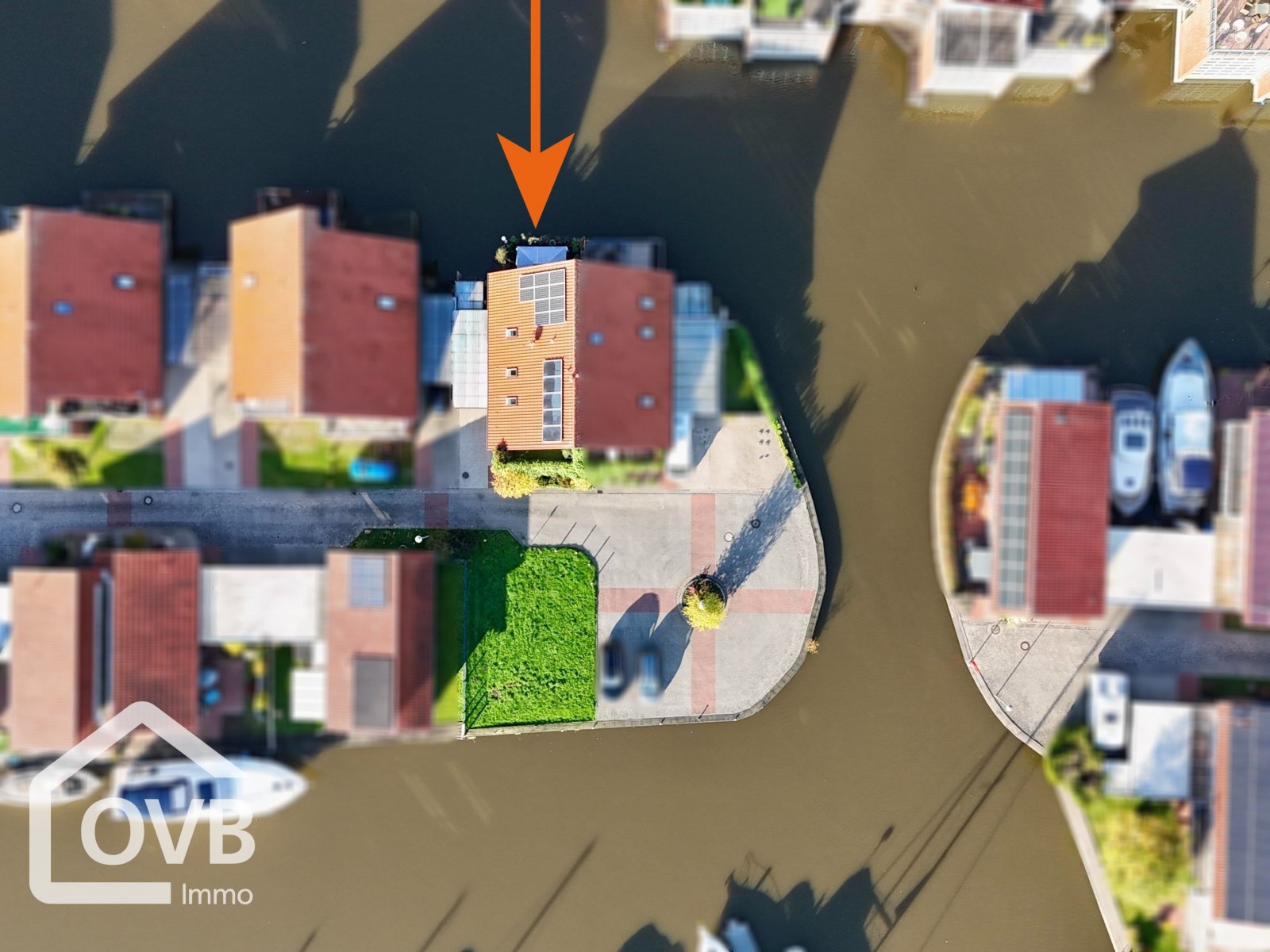 Außenaufnahme / Drohenaufnahme - DHH (links) mit Bootsliegeplatz (15 Meter Länge) Außenaufnahme / Drohenaufnahme - DHH (links) mit Bootsliegeplatz (15 Meter Länge)